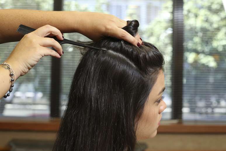 Separe a parte de cima do cabelo, dividindo a lateral em uma linha uma linha reta, demarcando a área onde será feita a trança