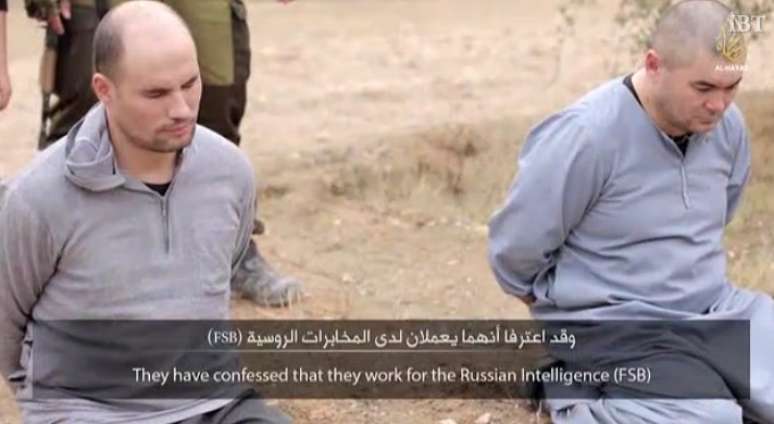 Os dois homens, supostamente russos, estão ajoelhados 