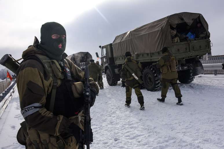 Rebelde pró-Rússia guarda estrada perto do aeroporto de Donetsk, leste da Ucrânia, em 6 de janeiro