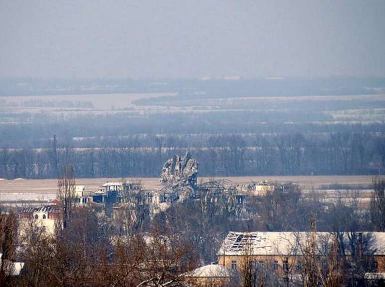 A torre de controle do aeroporto de Donetsk desabou após confrontos