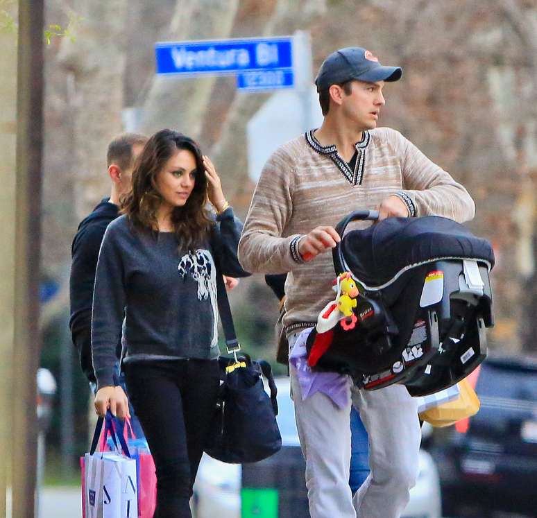 Mila e Ashton foram fotografados durante um passeio em Glendale, na Califórnia, com a pequena Wyatt, de três meses de idade.