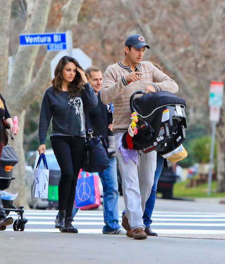 Mila e Ashton foram fotografados durante um passeio em Glendale, na Califórnia, com a pequena Wyatt, de três meses de idade.