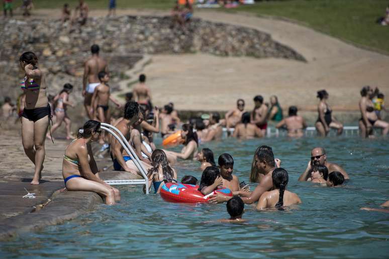  Nos fins de semana, a capacidade chega a 3 mil pessoas, quando funcionam as duas piscinas do parque.