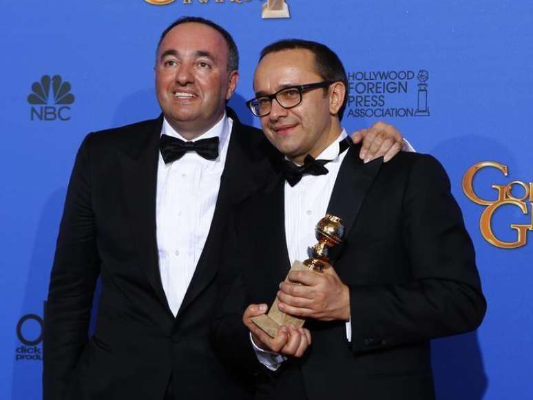 Produtor Alexander Rodnyansky (esquerda) e diretor Andrei Zvyagintsev posam após conquistarem o Globo de Ouro de Melhor Filme Estrangeiro com o filme "Leviatã". 11/01/2015