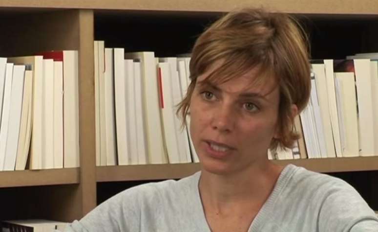 Sigol&egrave;ne Vinson estava na copa da reda&ccedil;&atilde;o, fazendo caf&eacute;, no momento em que a revista foi invadida