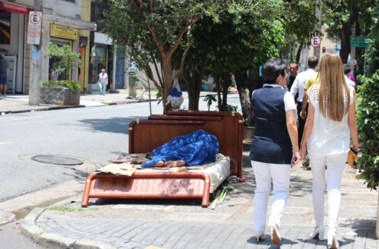 Depois de viver na árvore, em uma barraca e até na casa dos moradores, G. levou uma cama para a calçada de Higienópolis