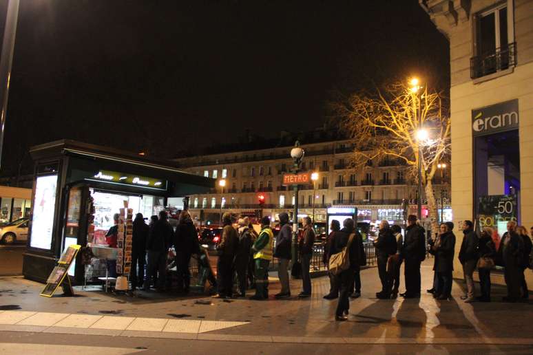 <p>Fila é formada em banca de jornais; franceses encontraram dificuldades em comprar o Charlie Hebdo</p>