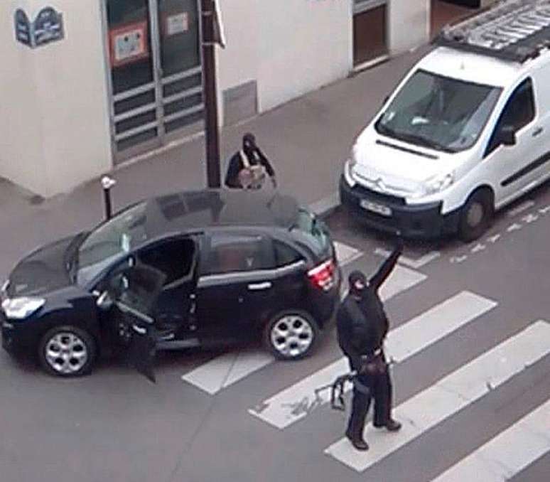 Homens armados do lado de fora de carro após ataque à sede do jornal Charlie Hebdo, em Paris. 07/01/2015