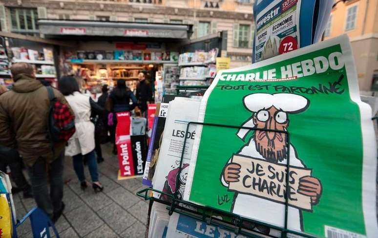 Pessoas fazem fila em banca de jornal de Nice, na França, para comprar nova edição do jornal  Charlie Hebdo. 14/01/2014