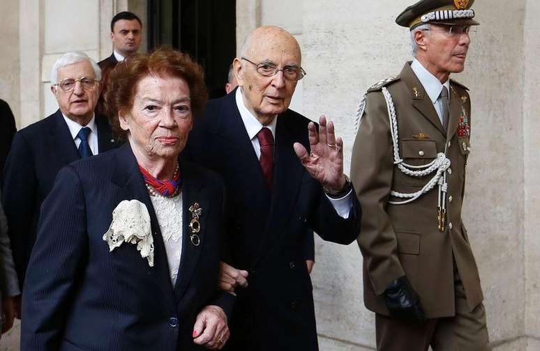 Presidente da Itália, Giorgio Napolitano, acena ao lado da mulher ao deixar o palácio presidencial de Quirinale, em Roma. 14/01/2015