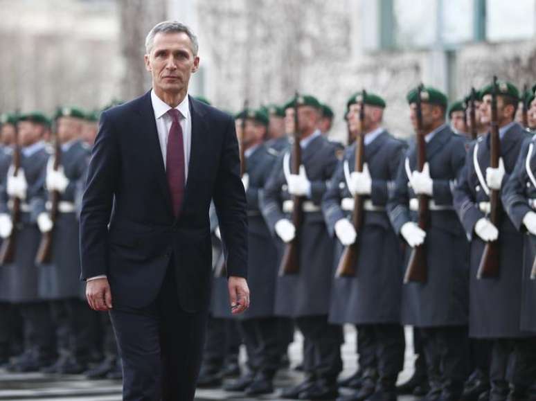 Secretário-geral da Otan, Jens Stoltenberg, revista as tropas em em Berlim. 14/1/2015