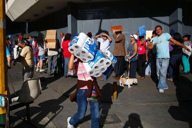 <p>População faz fila em supermercado para comprar papel higiênico em Caracas, na Venezuela. 12/01/2015</p>