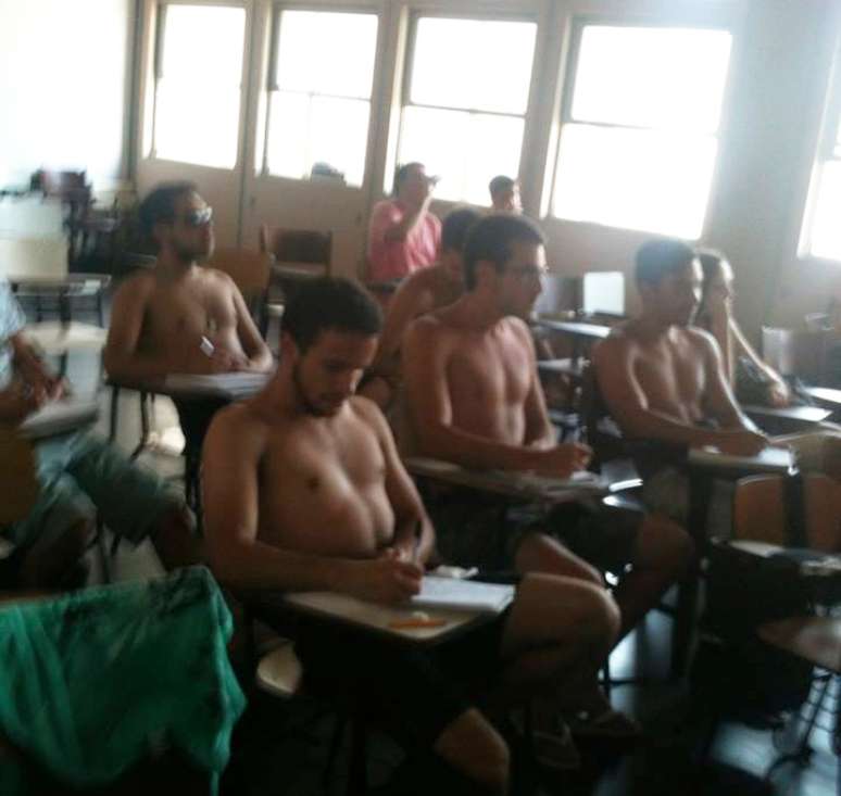 Alunos do curso de engenharia sem camisa na sala de aula em protesto contra o calor