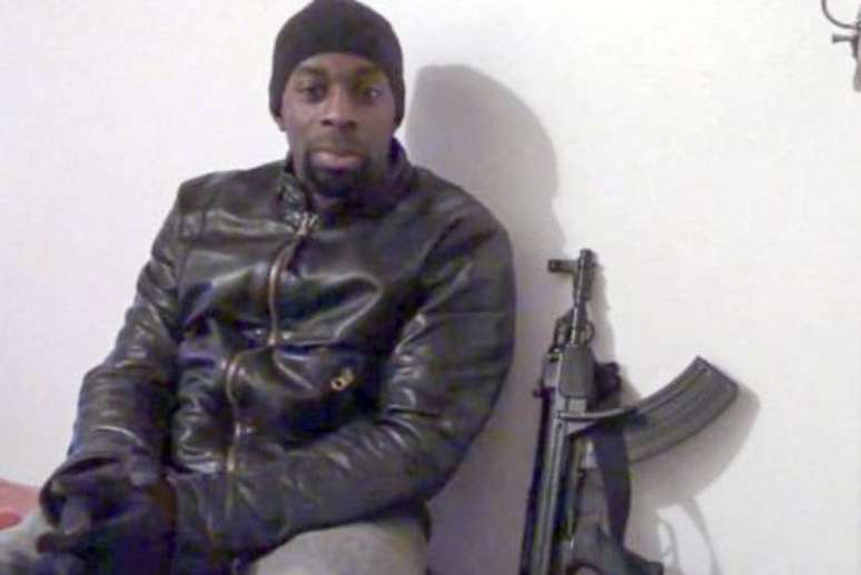 Amedy Coulibaly ao lado de arma supostamente comprada do belga