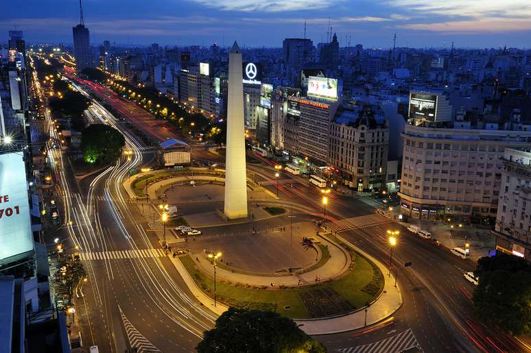 Avenida 9 de Julho e o Obelisco são algumas das principais atrações de excursões na capital argentina