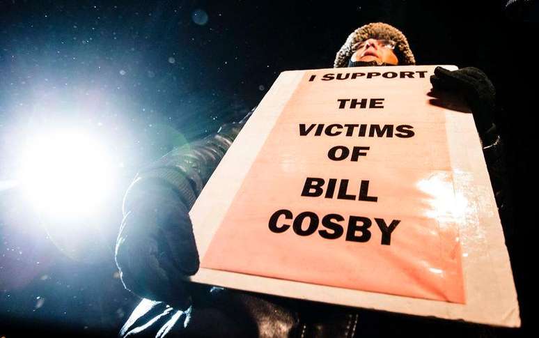 Mulher protesta contra Bill Cosby em Kitchener. 7/1/2015
