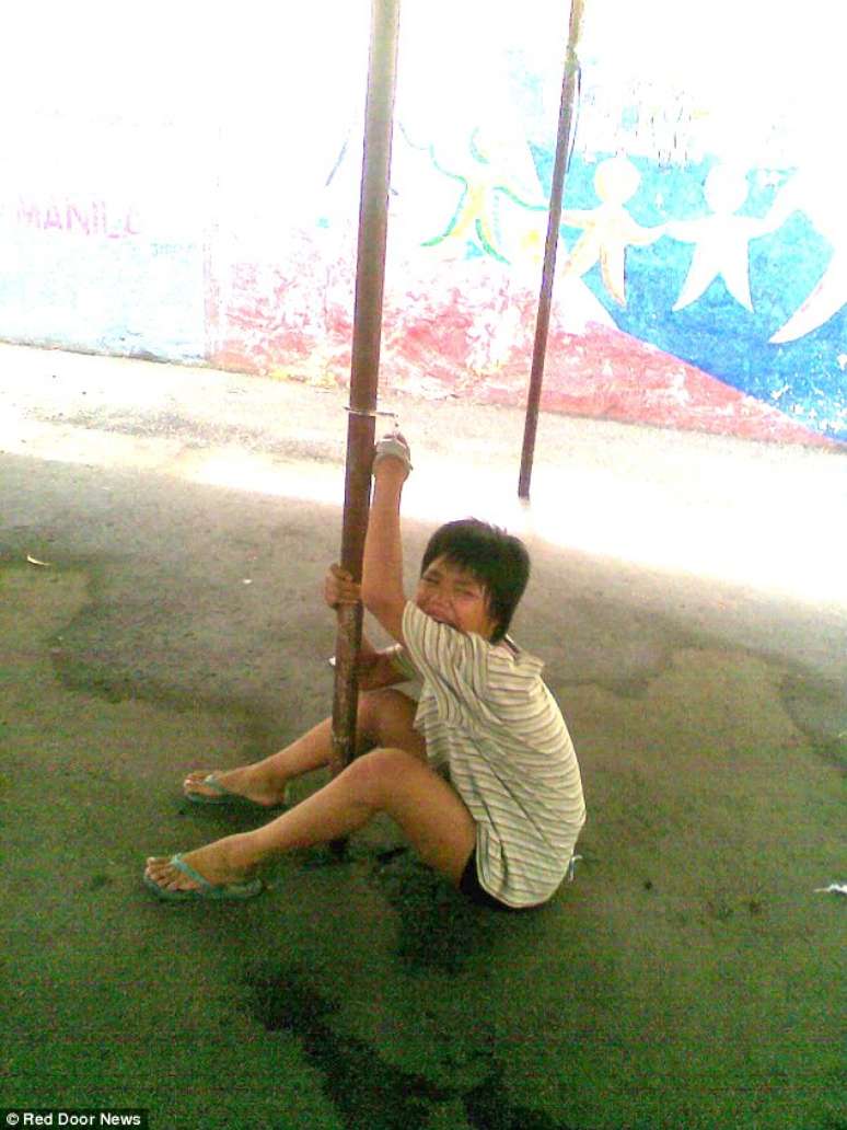 <p>Menina chora em presídio de Manila</p>
