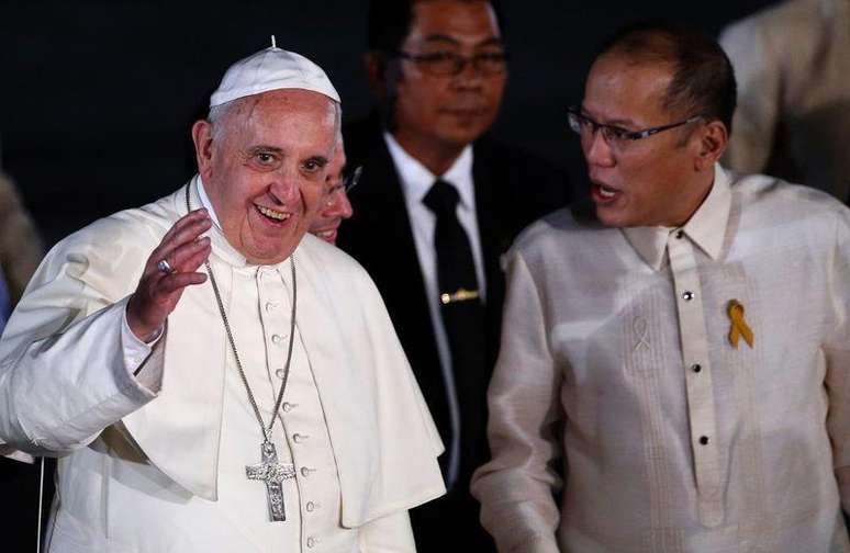 <p>Papa acena aos fiéis ao lado do presidente Benigno Aquino</p>