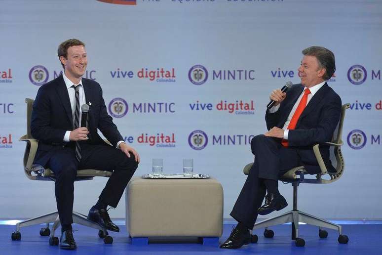 <p>Mark Zuckerberg, presidente do Facebook, se reúne com o presidente da Colômbia, Juan Manuel Santos, durante um evento no em Bogotá</p>