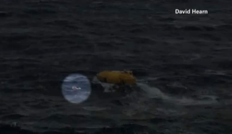 Vídeo feito por um passageiro do cruzeiro da Disney mostra o homem sendo socorrido pelo bota salva-vidas