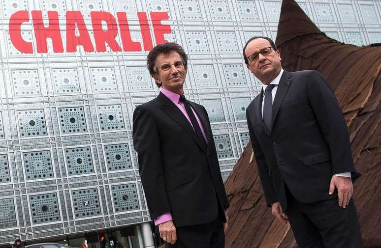 Presidente francês, François Hollande, e presidente do Instituto do Mundo Árabe, Jack Lang, em frente ao prédio do instituto em Paris.