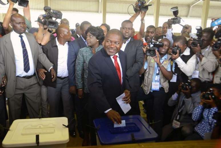 Filipe Nyusi, candidato da Frelimo à Presidência, vota nas eleições gerais numa escola secundária em Maputo, Moçambique, em outubro do ano passado. 15/10/2014