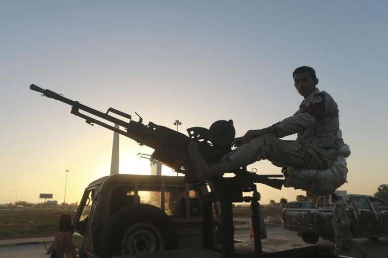 Militar do Exército líbio se posiciona em Benghazi, na Líbia, em dezembro. 04/12/2014