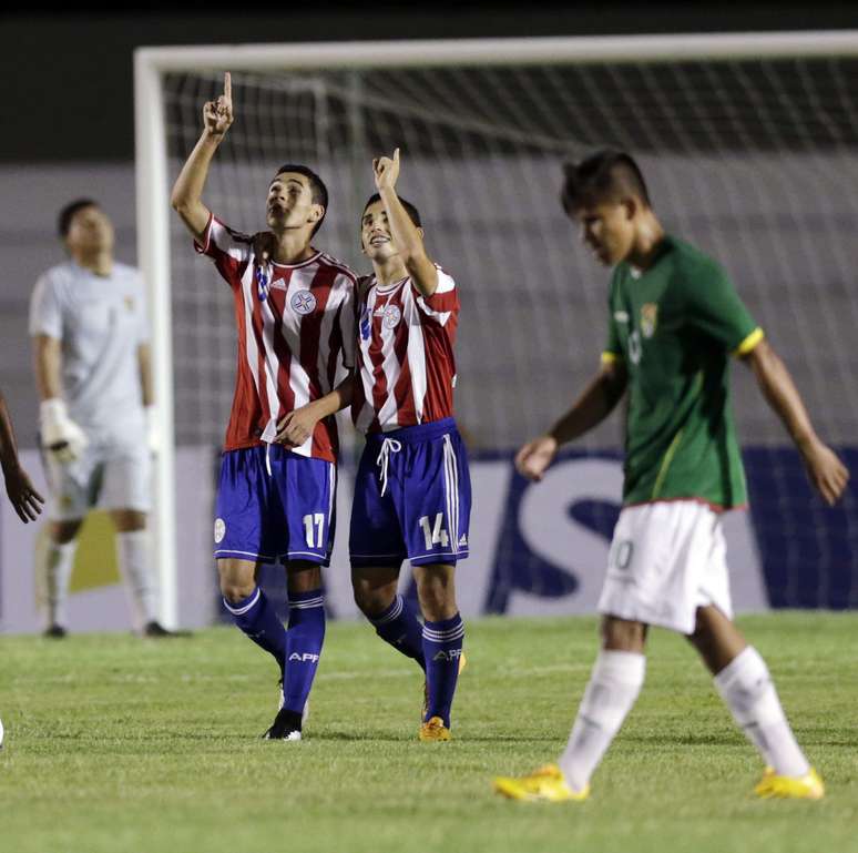 Jesus Medina (esq.) comemora um dos gols do Paraguai