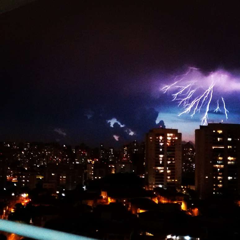 Leitora fotografou rel&acirc;mpagos no bairro Jardim da Sa&uacute;de