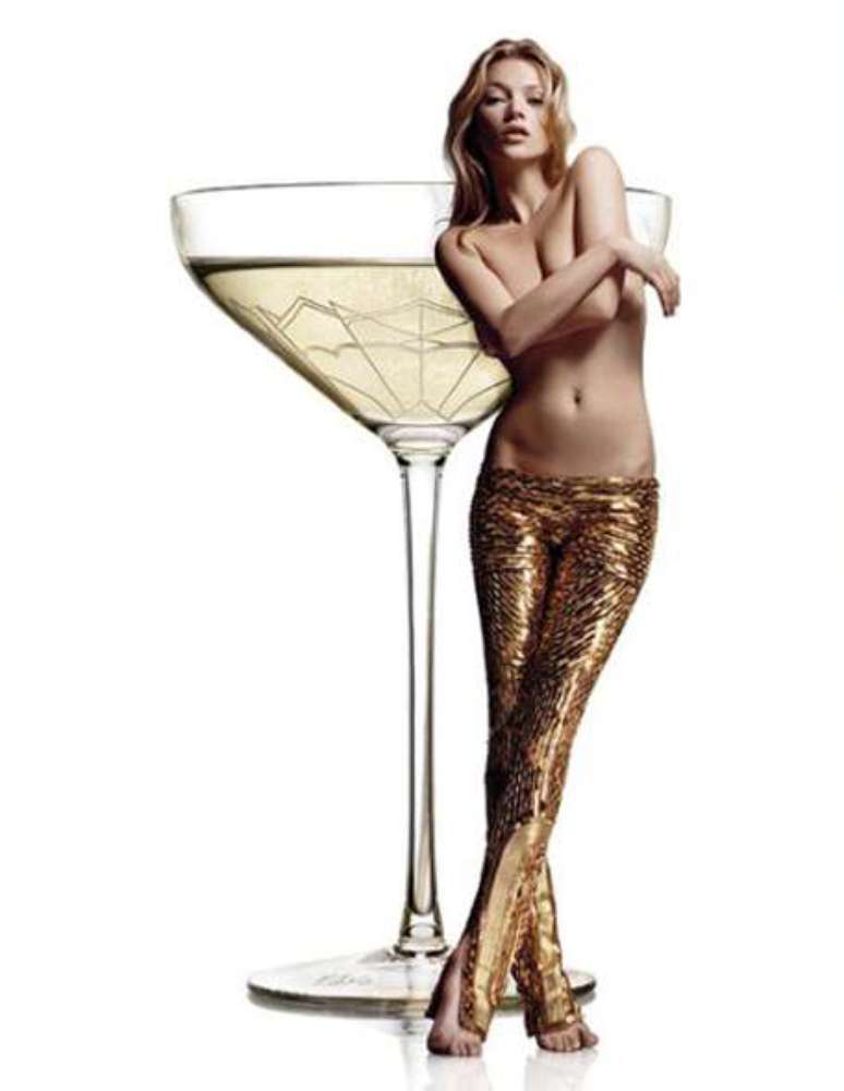 <p>Para celebrar os 25 anos de carreira de Kate Moss, o restaurante 34, localizado em Londres, produziu uma taça de champanhe que tem o formato do seio esquerdo da top. O modelo foi feito pelo artista plástico Jane McAdam Freud e, apesar de excêntrico, parece não ser novidade. A inspiração veio da lenda que diz que a rainha francesa Maria Antonieta também teve o formato de um dos seios transformado em taça.</p>