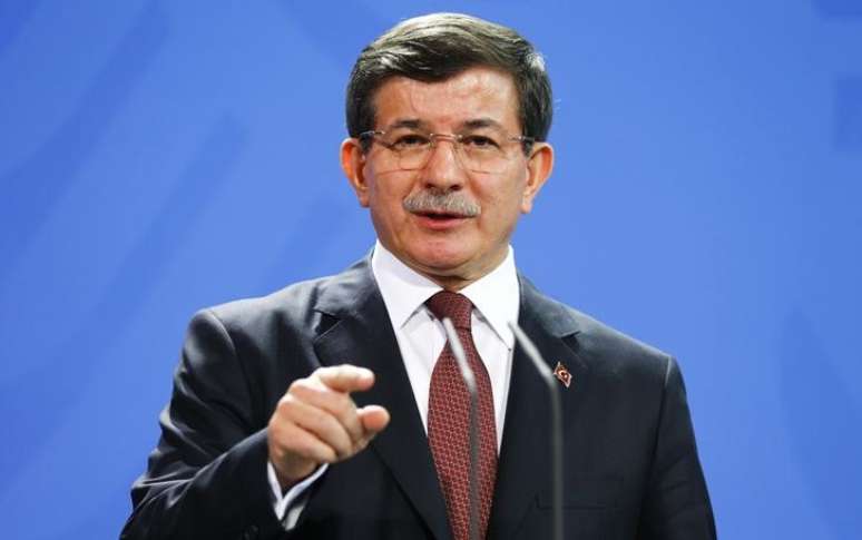 Ahmet Davutoglu comparou o premiê israelense com os terroristas de Paris por ações em Gaza