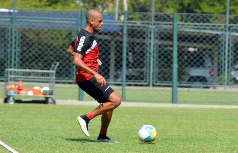 <p>Novo titular da lateral esquerda, Carlinhos é bem mais ofensivo que Álvaro Pereira</p>