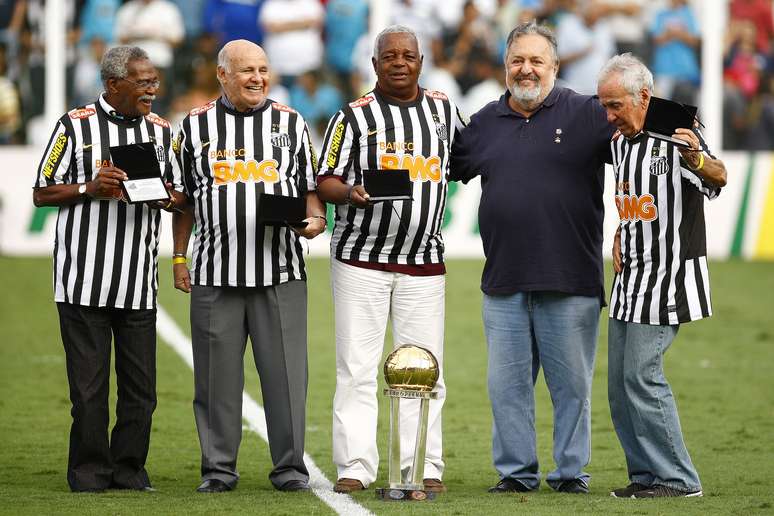 <p>Dalmo (&uacute;ltimo &agrave; direita) passava por dificuldades financeiras</p>