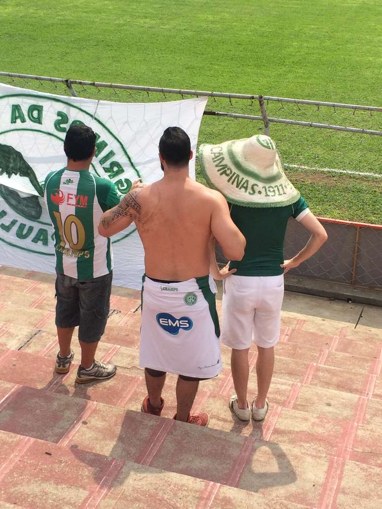 <p>Torcida do Guarani acompanha jogo sob sol forte</p>