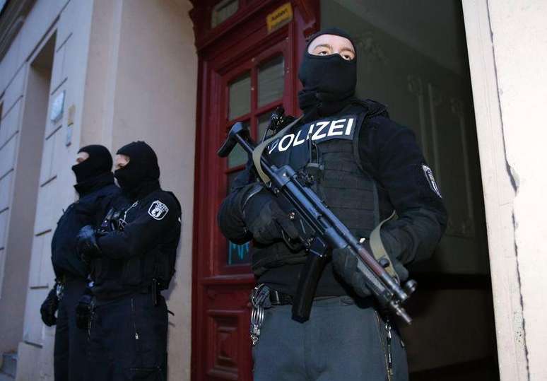 Policiais alemães na entrada de prédio de apartamentos em Berlim. 16/01/2015