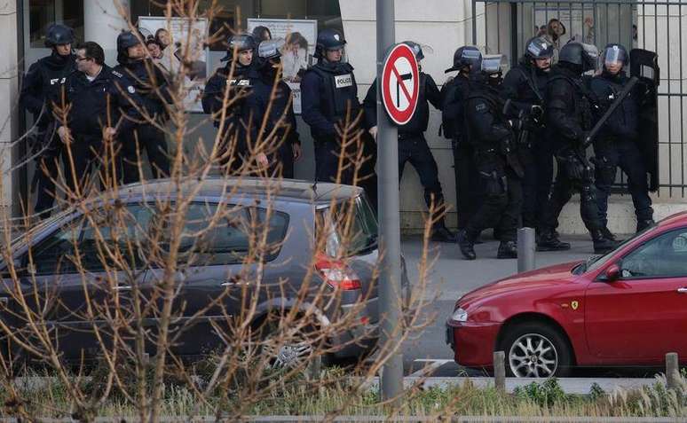 Policiais franceses em área perto de agência dos correios em Colombes, perto de Paris. 16/01/2015