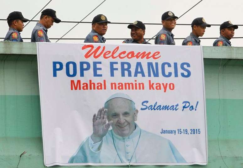 Papa Francisco recebe abraço de menina após cerimônia no palácio Malacanang em Manila, ao lado do presidente Benigno Aquino. 16/01/2015