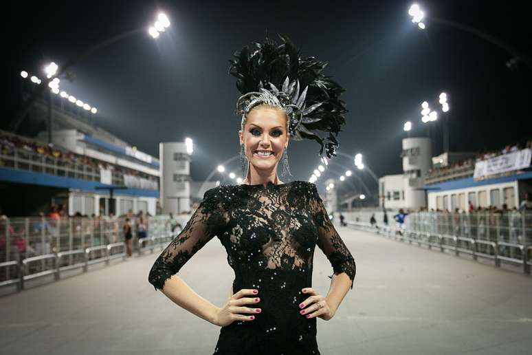 A temporada de ensaios para o Carnaval est&aacute; aberta. Na noite dessa sexta-feira (16), Ana Hickmann esteve no Samb&oacute;dromo do Anhembi, em S&atilde;o Paulo, para ensaiar com a Vai-Vai. A apresentadora da Record, que mostrou simpatia ao atender f&atilde;s, desfilou com um modelito rendado transparente.