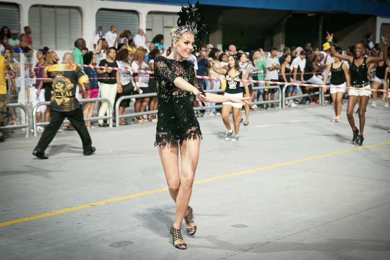 A temporada de ensaios para o Carnaval est&aacute; aberta. Na noite dessa sexta-feira (16), Ana Hickmann esteve no Samb&oacute;dromo do Anhembi, em S&atilde;o Paulo, para ensaiar com a Vai-Vai. A apresentadora da Record, que mostrou simpatia ao atender f&atilde;s, desfilou com um modelito rendado transparente.