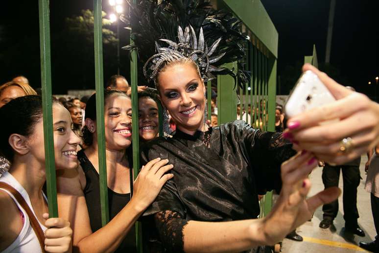 A temporada de ensaios para o Carnaval est&aacute; aberta. Na noite dessa sexta-feira (16), Ana Hickmann esteve no Samb&oacute;dromo do Anhembi, em S&atilde;o Paulo, para ensaiar com a Vai-Vai. A apresentadora da Record, que mostrou simpatia ao atender f&atilde;s, desfilou com um modelito rendado transparente.