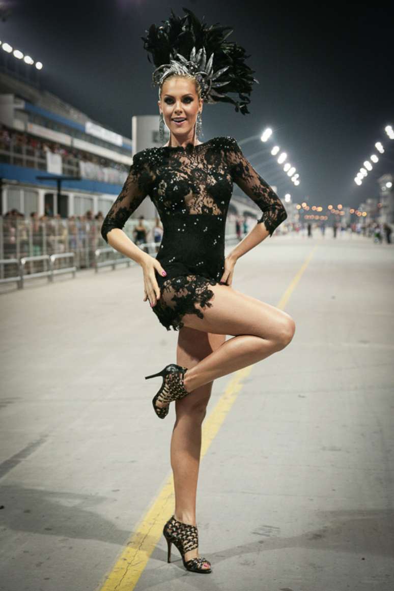 A temporada de ensaios para o Carnaval est&aacute; aberta. Na noite dessa sexta-feira (16), Ana Hickmann esteve no Samb&oacute;dromo do Anhembi, em S&atilde;o Paulo, para ensaiar com a Vai-Vai. A apresentadora da Record, que mostrou simpatia ao atender f&atilde;s, desfilou com um modelito rendado transparente.