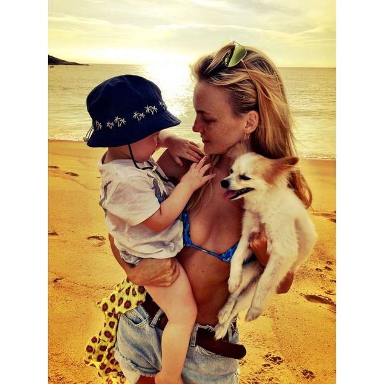 <p>Modelo exibiu tanquinho sarado com biqu&iacute;ni e barriga &agrave; mostra</p>