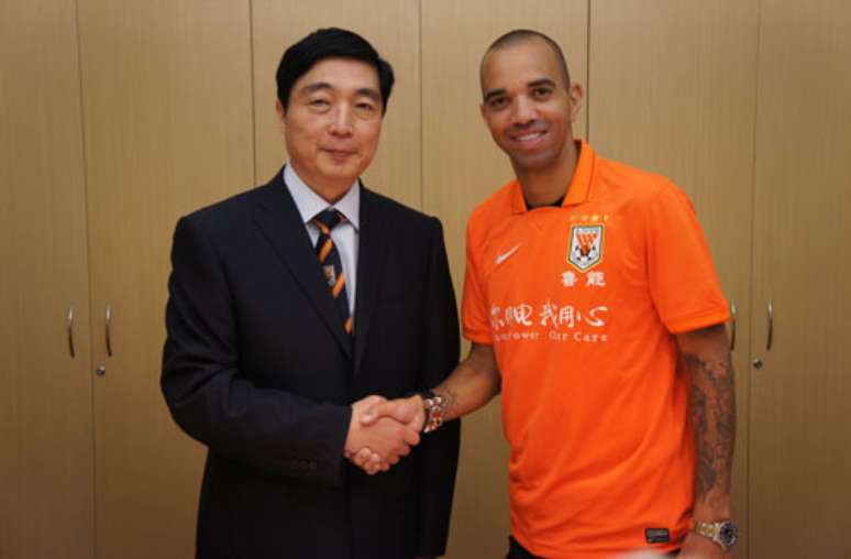 <p>Diego Tardelli com a camisa do Shandong Luneng</p>