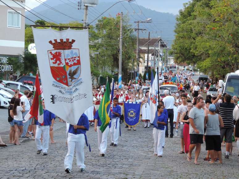 <p>Desfile marcou a abertura da 32ª edição da Festa Pomerana </p>