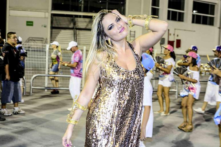 Madrinha de bateria da Rosas de Ouro, Ellen Rocche esbanjou simpatia no Sambódromo do Anhembi, em São Paulo, na noite desse sábado (17). A atriz e modelo, que optou por um look comportado em comparação com outros destaques das agremiações, esbanjou simpatia no ensaio técnico.