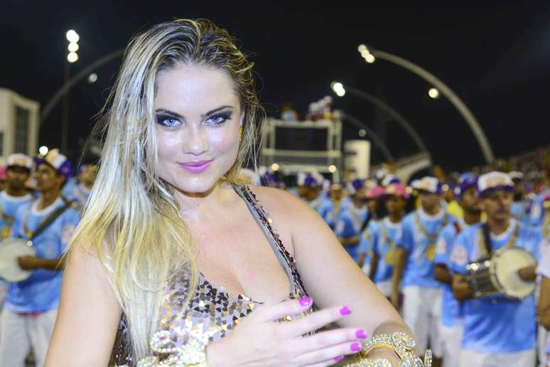 Madrinha de bateria da Rosas de Ouro, Ellen Rocche esbanjou simpatia no Sambódromo do Anhembi, em São Paulo, na noite desse sábado (17). A atriz e modelo, que optou por um look comportado em comparação com outros destaques das agremiações, esbanjou simpatia no ensaio técnico.