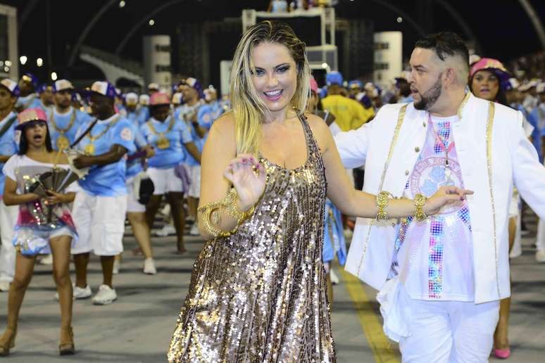 Madrinha de bateria da Rosas de Ouro, Ellen Rocche esbanjou simpatia no Sambódromo do Anhembi, em São Paulo, na noite desse sábado (17). A atriz e modelo, que optou por um look comportado em comparação com outros destaques das agremiações, esbanjou simpatia no ensaio técnico.