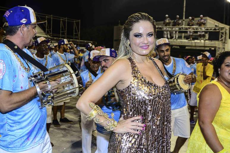 Madrinha de bateria da Rosas de Ouro, Ellen Rocche esbanjou simpatia no Sambódromo do Anhembi, em São Paulo, na noite desse sábado (17). A atriz e modelo, que optou por um look comportado em comparação com outros destaques das agremiações, esbanjou simpatia no ensaio técnico.