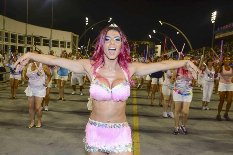 Thaís Bianca, ex-panicat do programa Pânico, participou do ensaio técnico da Rosas de Ouro na noite desse sábado (17), no Sambódromo do Anhembi, em São Paulo. A modelo vestiu um look bem decotado e que também deixava suas pernas e barriga sarada à mostra.