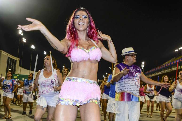 Thaís Bianca, ex-panicat do programa Pânico, participou do ensaio técnico da Rosas de Ouro na noite desse sábado (17), no Sambódromo do Anhembi, em São Paulo. A modelo vestiu um look bem decotado e que também deixava suas pernas e barriga sarada à mostra.